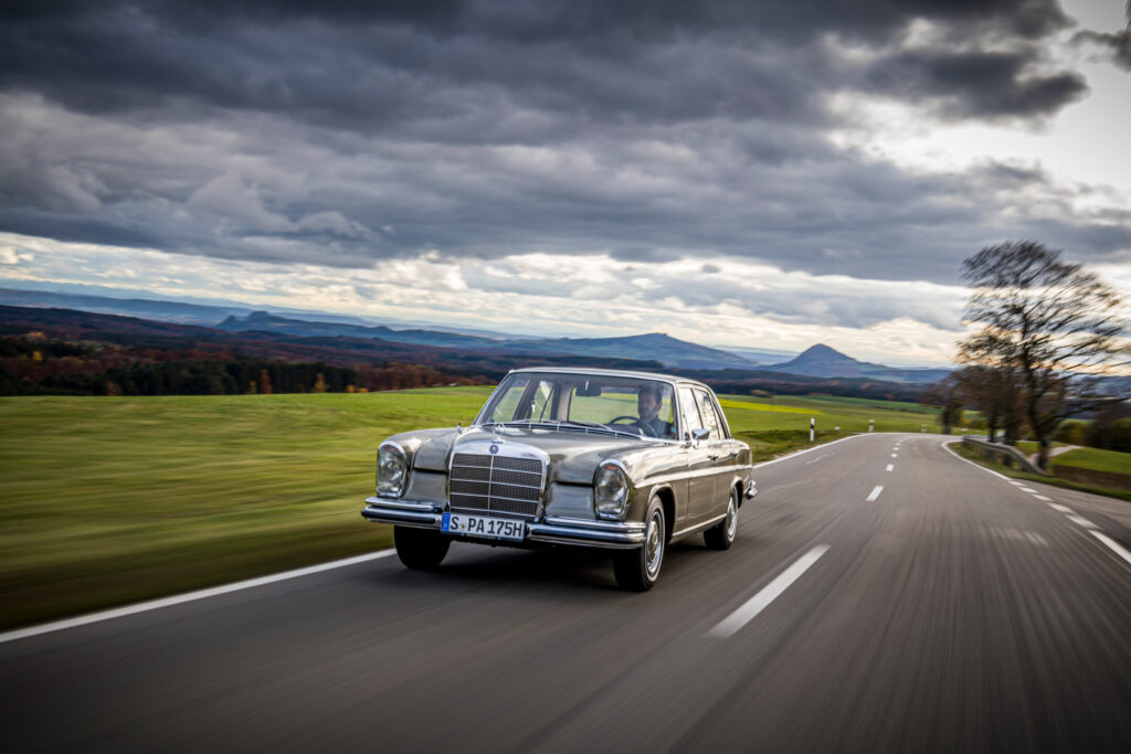 Mercedes-Benz Rayakan 60 Tahun Model 108/109, Ikon Kemewahan Abadi