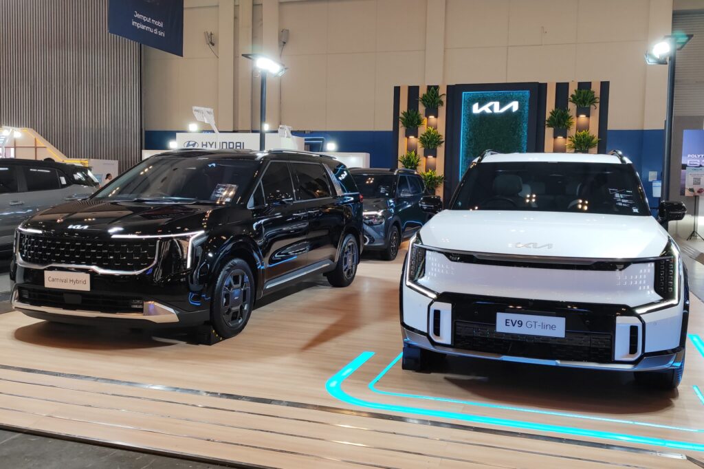 Kia Ramaikan Pameran Otomotif dengan Carnival Hybrid dan EV9 GT-Line