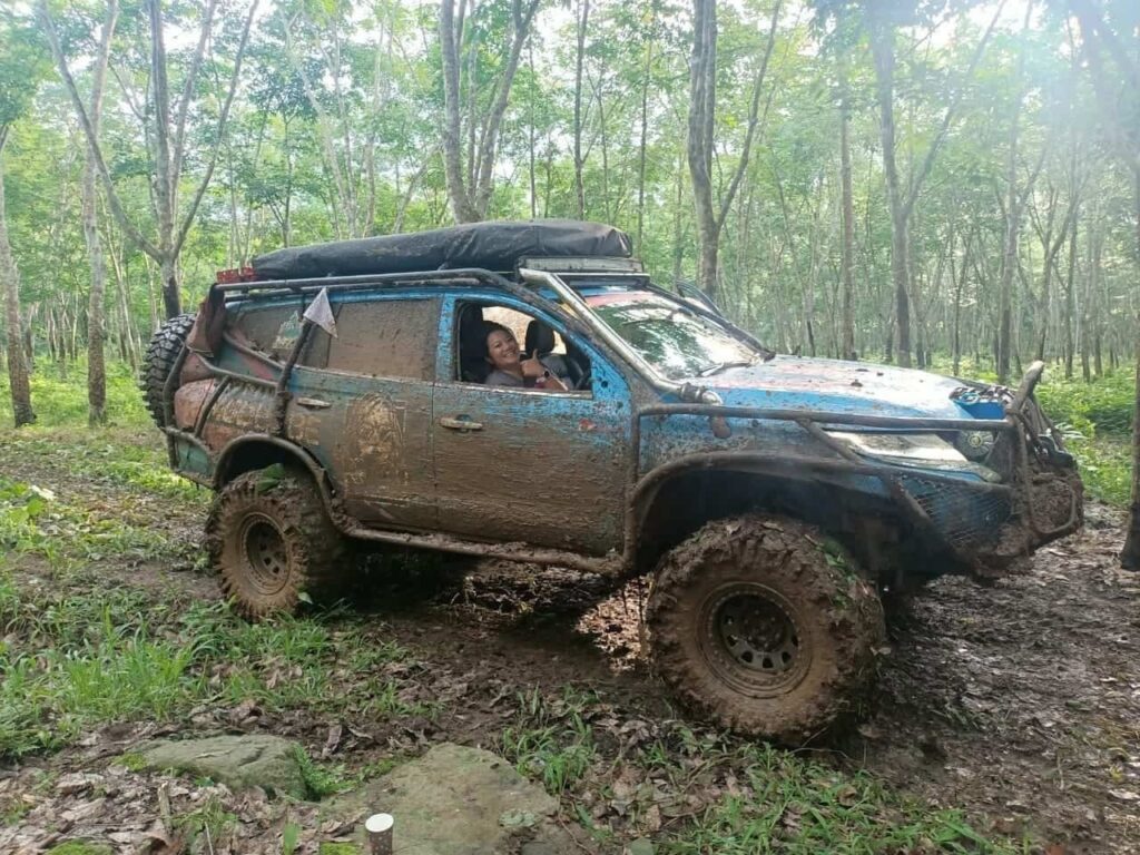 Emak-Emak Ini Ketagihan Offroad Pakai Mitsubishi Pajero Sport, Kok Bisa?